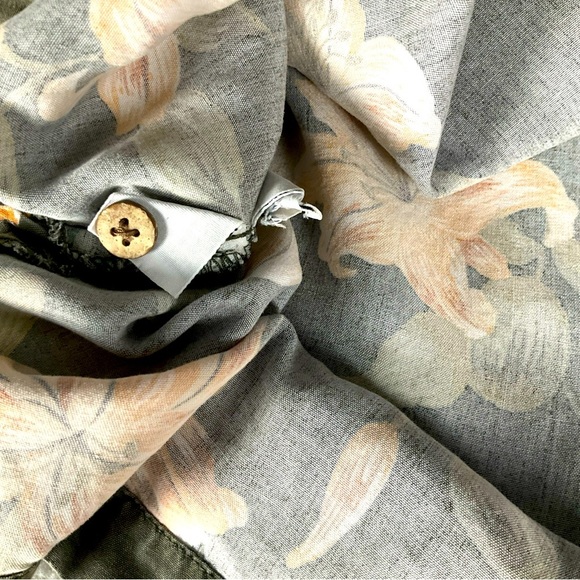 Tommy Bahama Men’s Gray Green Sz Lg Honeysuckle Button Down 100% Rayon Shirt - Picture 8 of 8